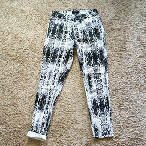 THE STYLE BETWEEN US SNAKESKIN JEANS  SZ 3